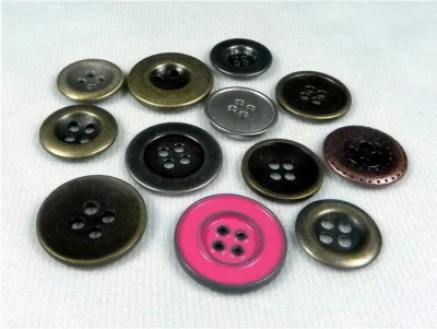 Botón de metal de 4 agujeros de alta calidad de fábrica para prendas de vestir